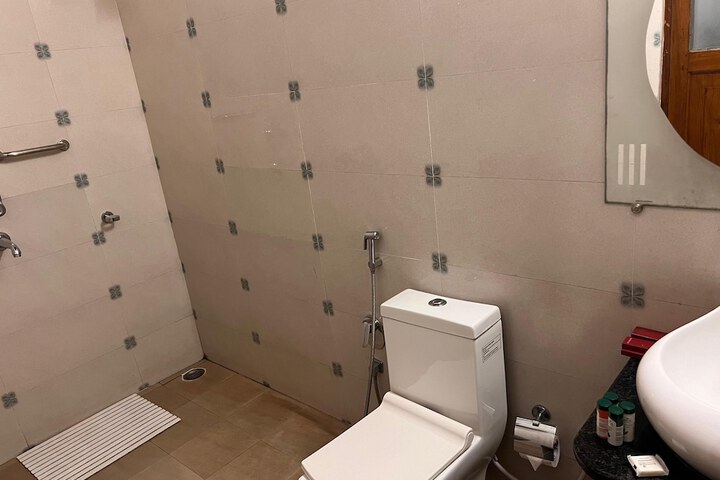 Room 9 of 13