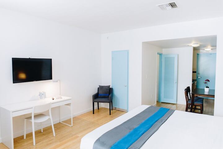 1 Queen Bed (4 of 7)