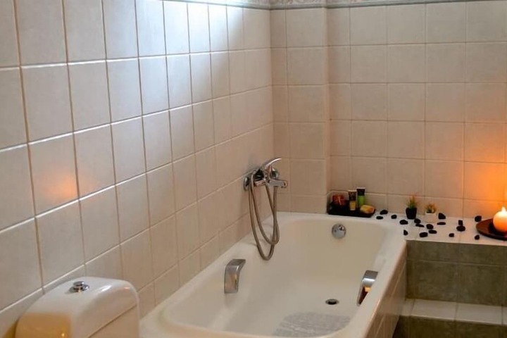 Deep soaking bathtub