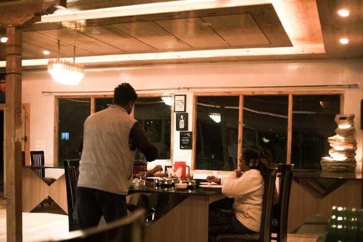 Dining 2 of 4