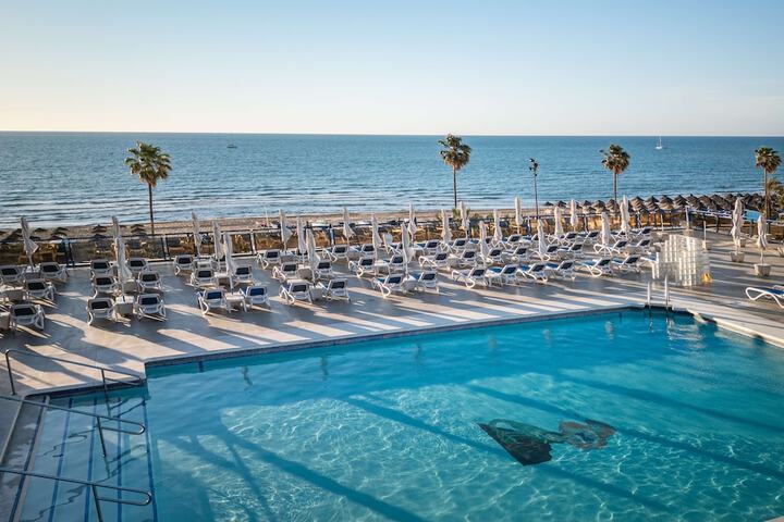 Hotel with Pool