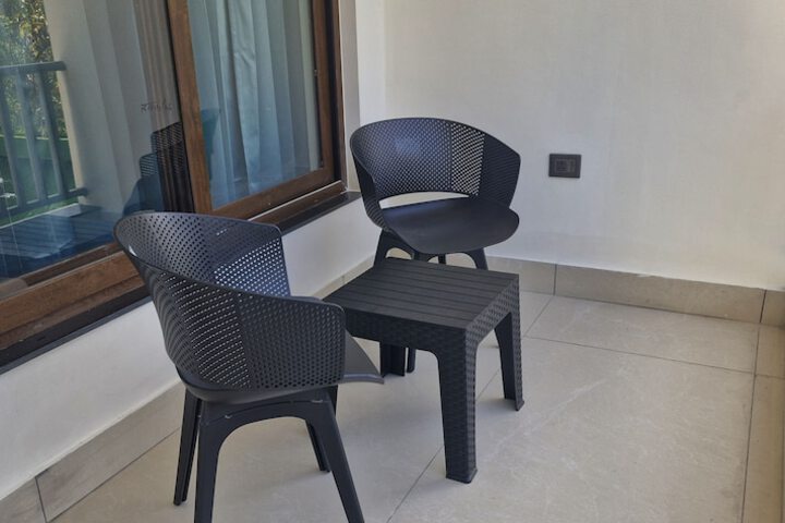 Room 2 of 10
