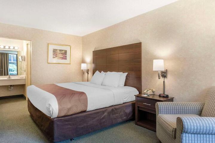 1 King Bed (5 of 6)