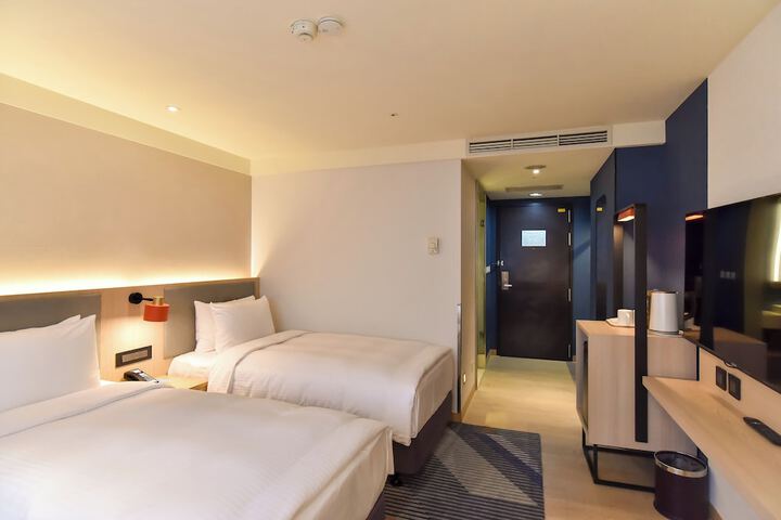 Room 13 of 76