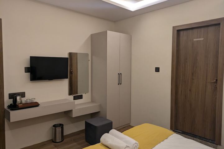 Room 9 of 16