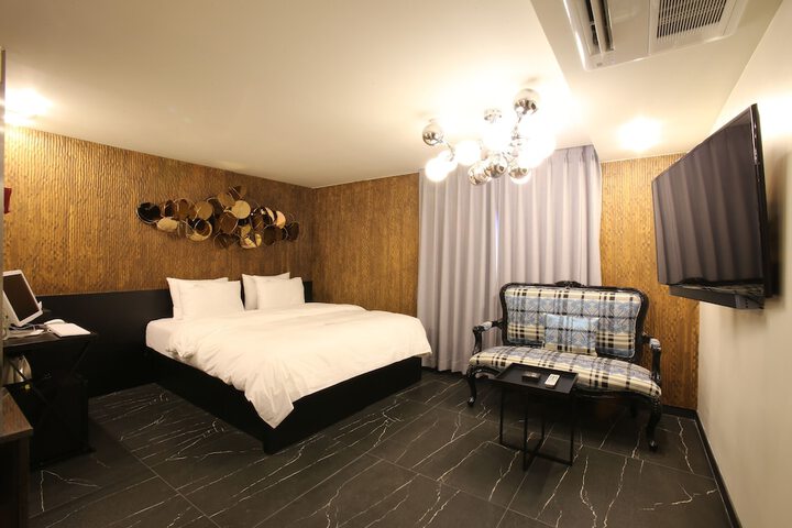 Room 15 of 51