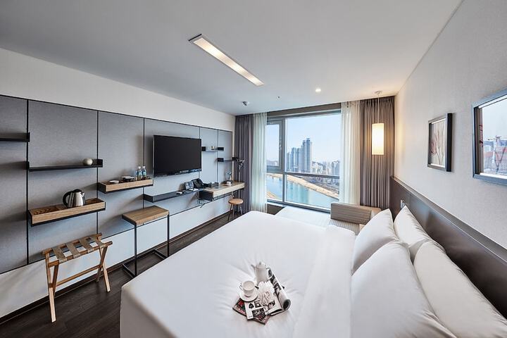 Room 12 of 28