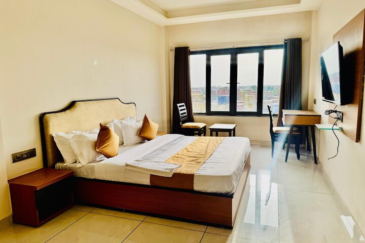 Room 4 of 12