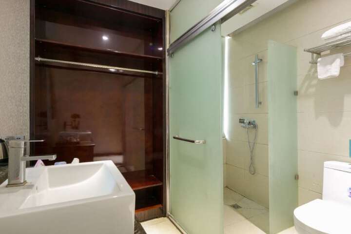 Room 28 of 32