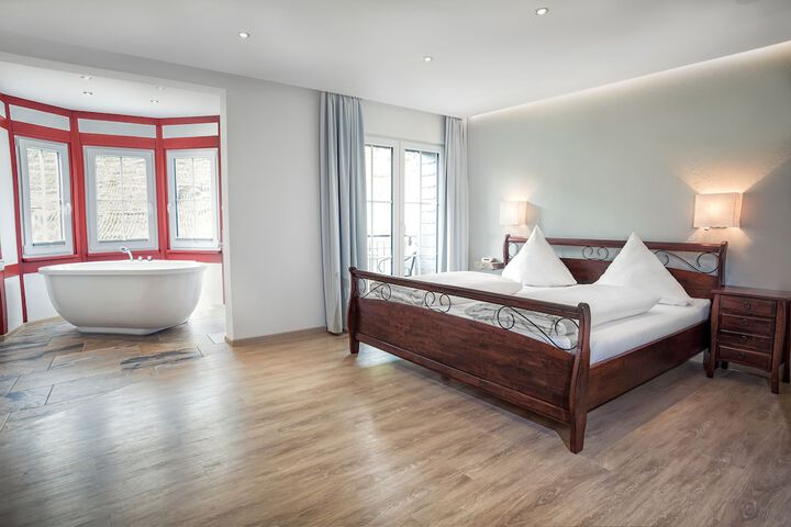 Room 8 of 33