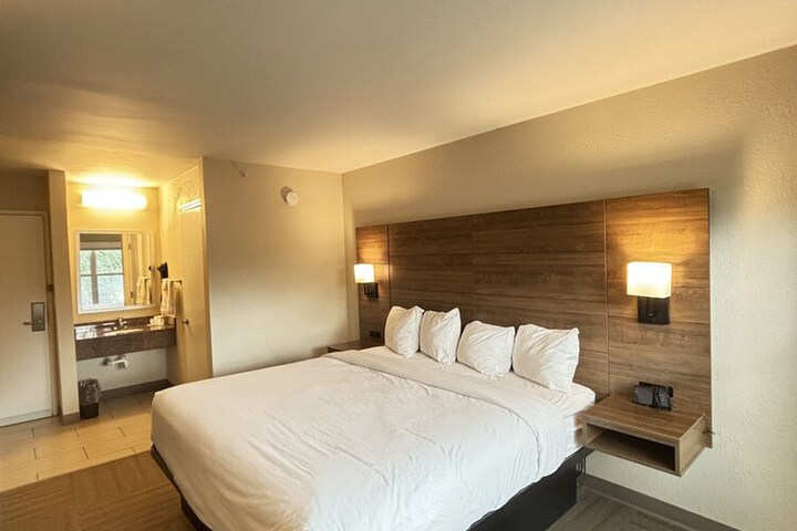 1 King Bed Deluxe Accessible Room Roll in Shower with Grab Bars (4 of 17)