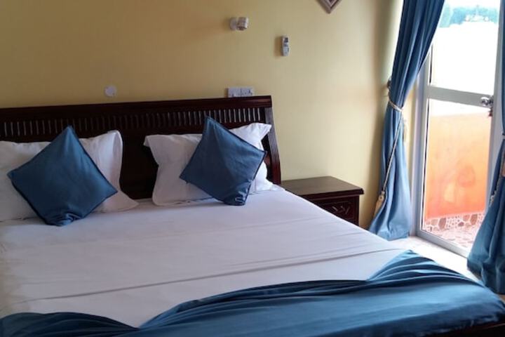 Room 12 of 28