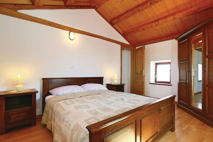 Room 4 of 14