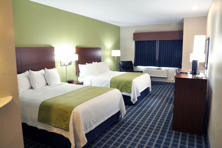 Deluxe 2 Queen Beds (2 of 3)