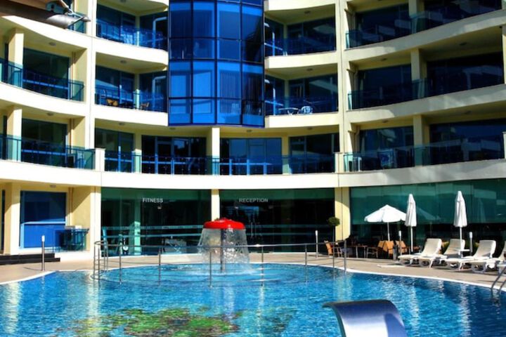 Hotel with Pool