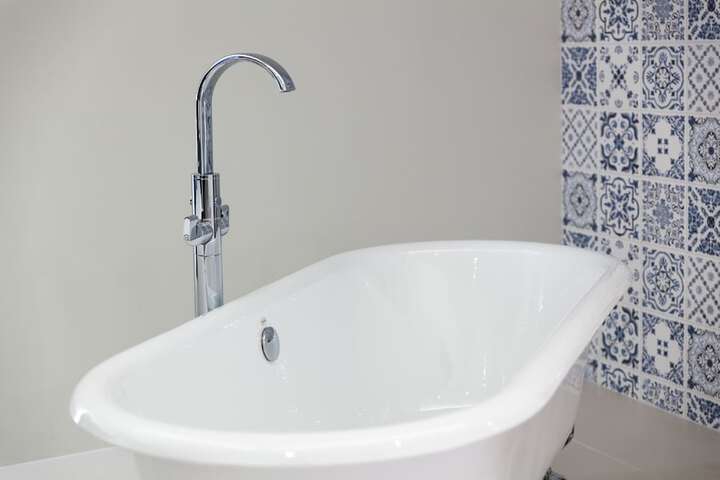 Deep soaking bathtub