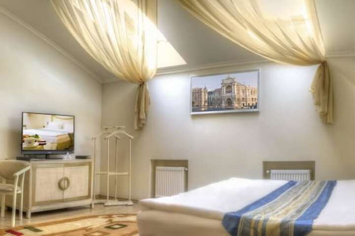 Room 4 of 76