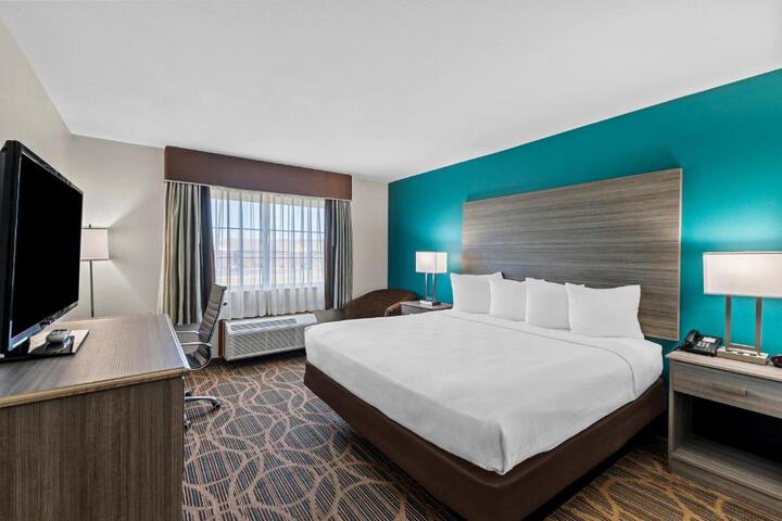 1 King Bed Microwave and Refrigerator 40 Inch Led Television High Speed Internet Accessible Full Breakfast (2 of 17)