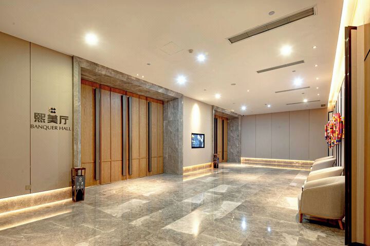 Business Center 9 of 169