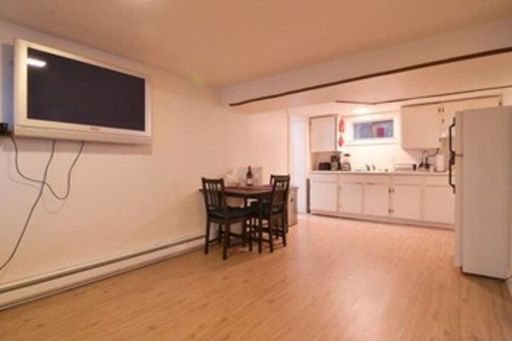 Room 4 of 8