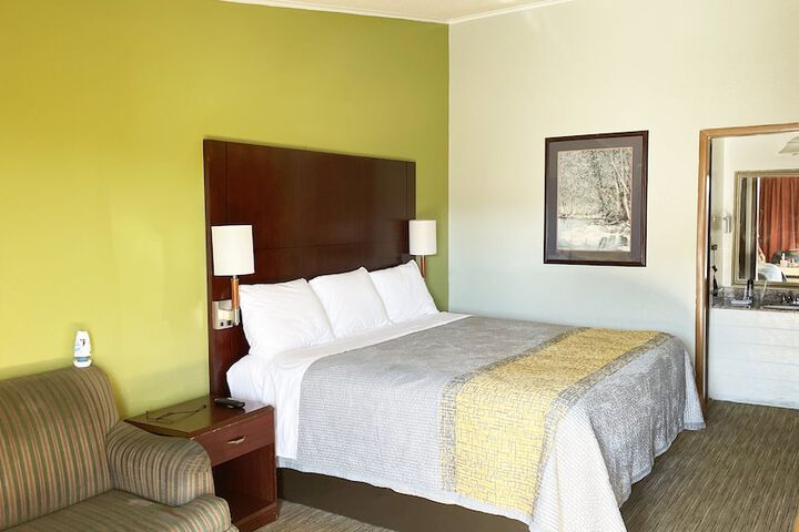 1 King Bed (6 of 6)