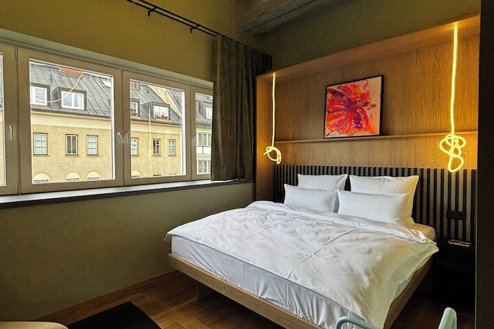 Room 2 of 73