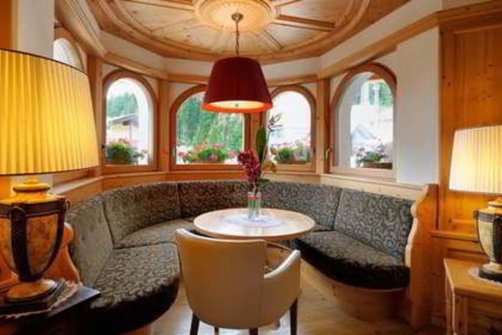 Lounge 40 of 44