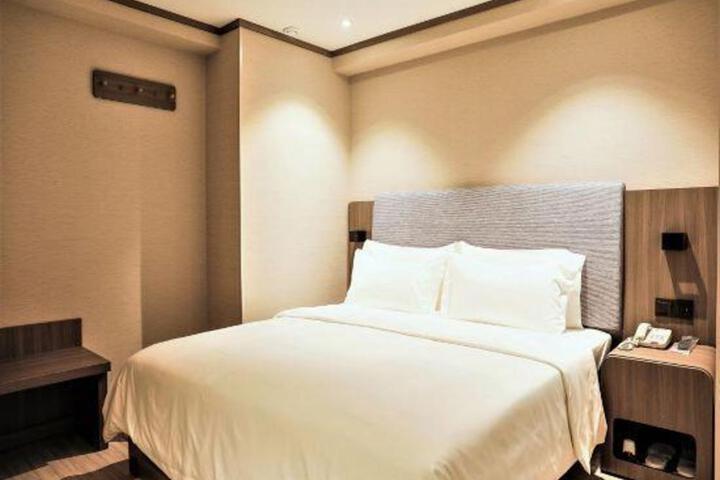 Hanting Hotels (Harbin west station Wanda Plaza store)