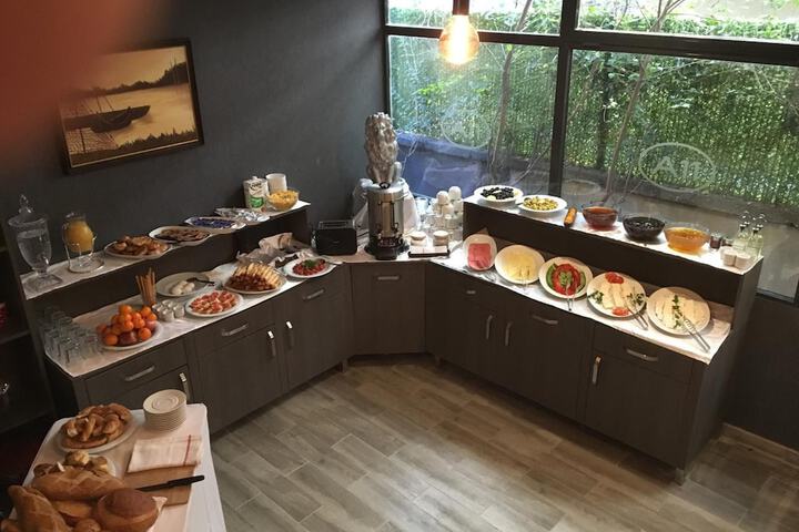 Dining 30 of 44
