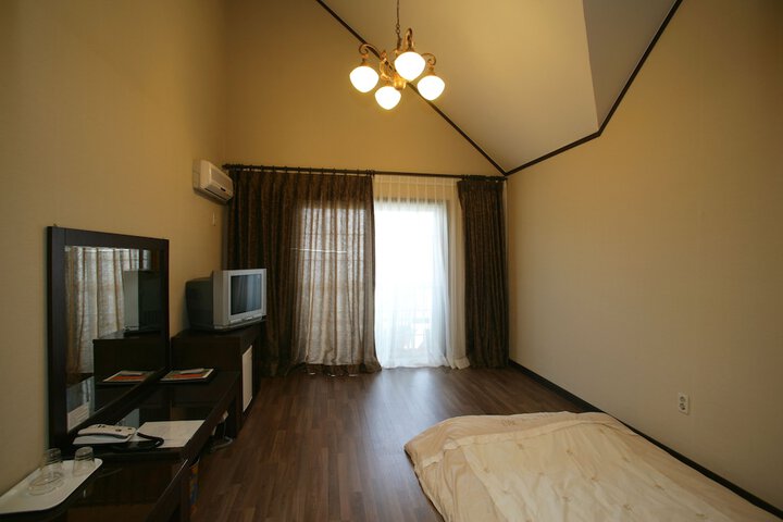 Room 8 of 40