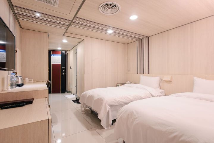 Room 28 of 67