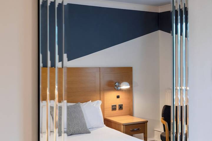 Room 28 of 67