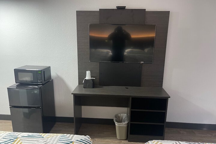1 King Bed Micfridge (1 of 8)