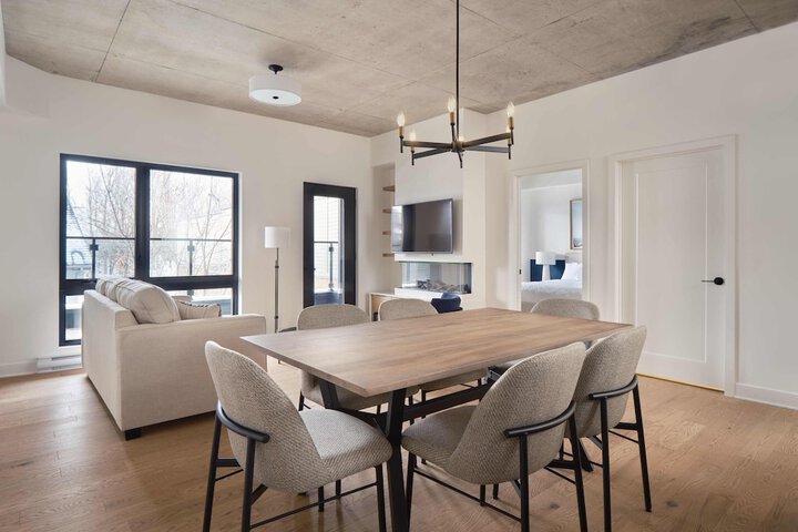 209 2nd Floor Studio Murphy Queen Bed with Balcony (75 of 95)