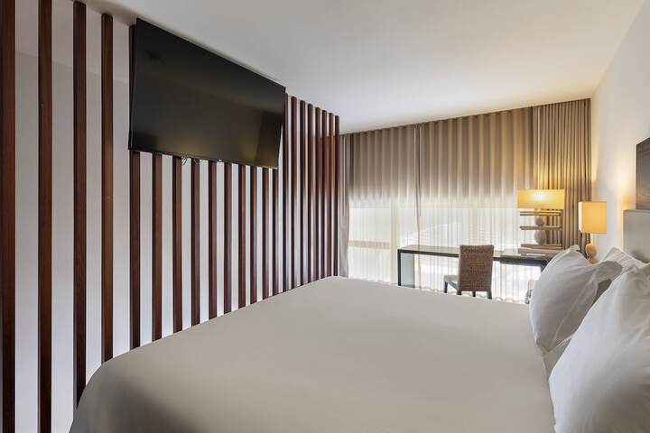 Room 10 of 100