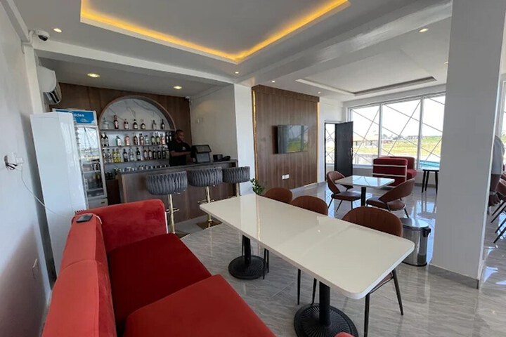 Lounge 22 of 27