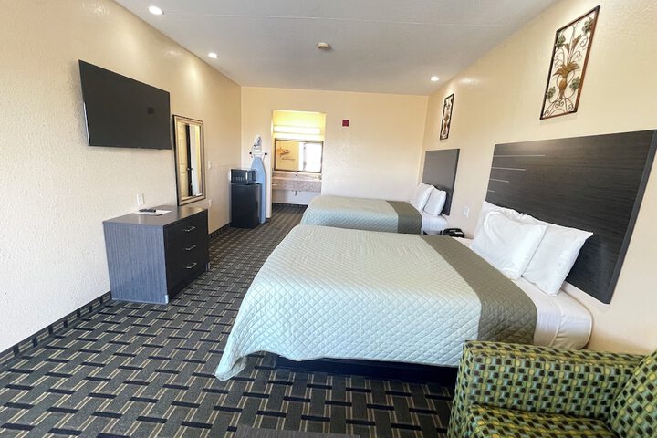 Deluxe 2 Queen Beds (6 of 9)