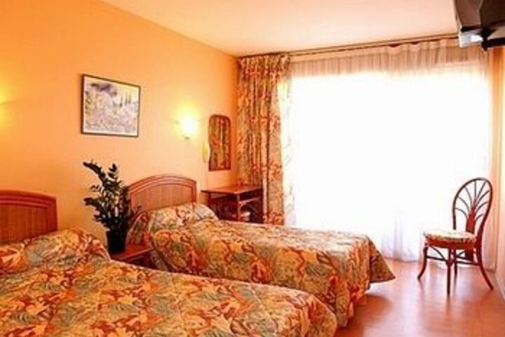Room 7 of 12