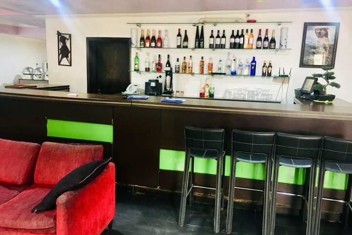 Lounge 32 of 37