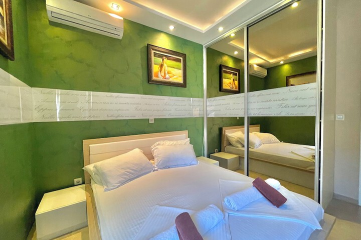 Room 3 of 119