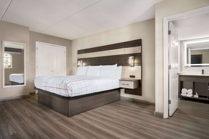1 King Bed Deluxe Room (17 of 18)