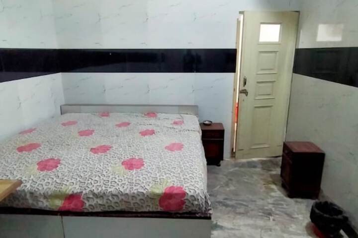 Room 4 of 10
