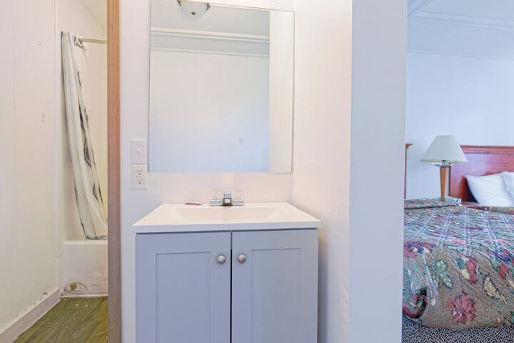 1 Queen Bed (5 of 20)