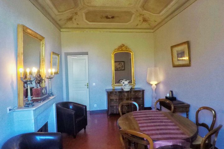 Room 26 of 77