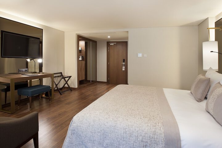 Room 13 of 42