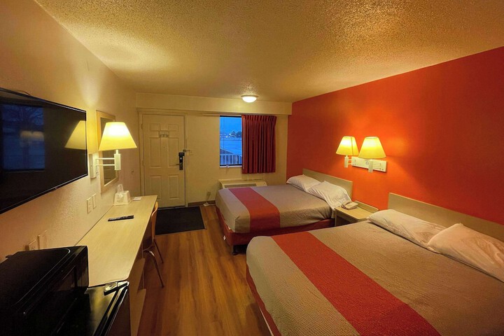 2 Double Beds (10 of 12)