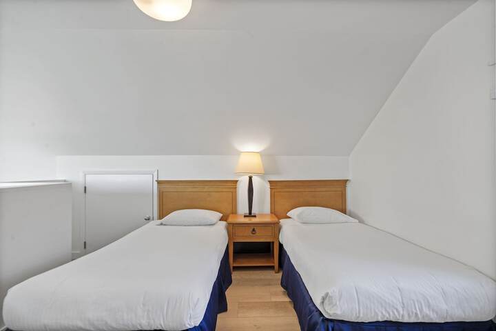Room 330 of 984