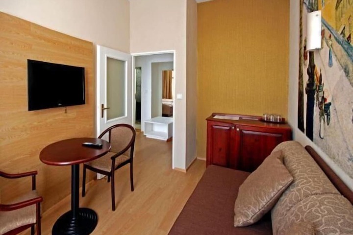 Room 13 of 38