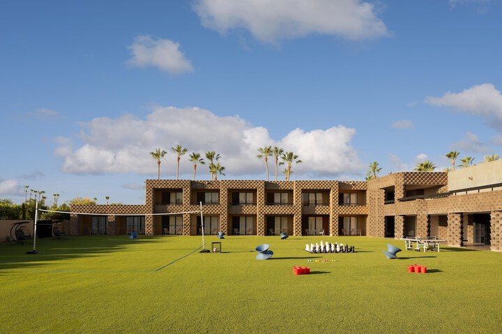 Hotel Exterior 73 of 77