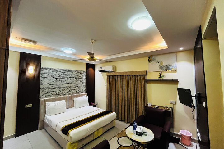 Room 11 of 21